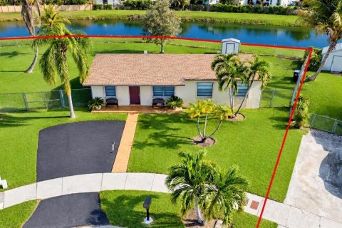 House in Miami, Florida 3 bedrooms, 111.48 sq.m. № 2364213 - photo 2