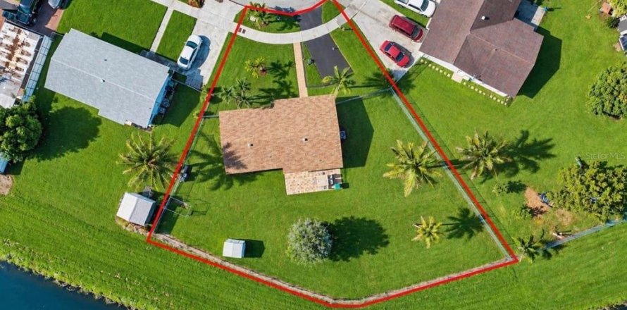 House in Miami, Florida 3 bedrooms, 111.48 sq.m. № 2364213