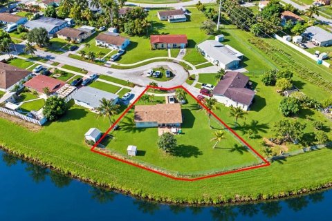 House in Miami, Florida 3 bedrooms, 111.48 sq.m. № 2364213 - photo 3