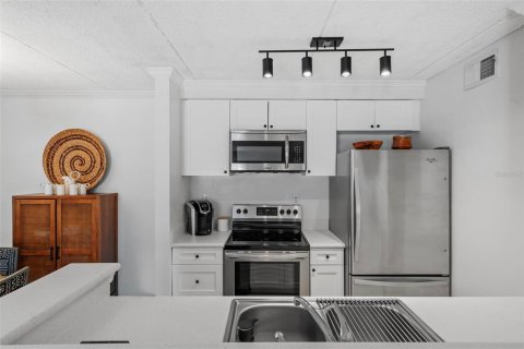 Condo in Tampa, Florida, 2 bedrooms  № 1883613 - photo 9
