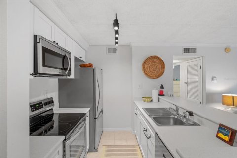 Condo in Tampa, Florida, 2 bedrooms  № 1883613 - photo 10