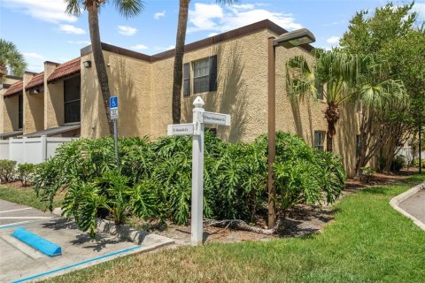 Condo in Tampa, Florida, 2 bedrooms  № 1883613 - photo 1