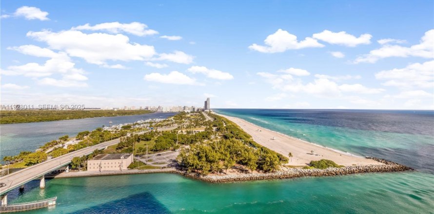 Condo in Bal Harbour, Florida, 3 bedrooms № 1989656