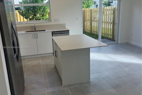 Casa en alquiler en Homestead, Florida, 3 dormitorios, 123.93 m2 № 1976058 - foto 3