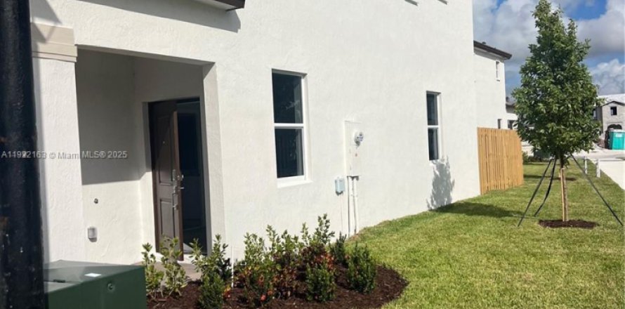 Casa en Homestead, Florida 3 dormitorios, 123.93 m2 № 1976058