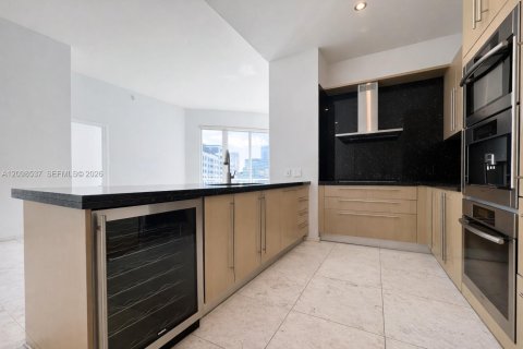 Condo in Miami, Florida, 2 bedrooms № 2393231 - photo 5