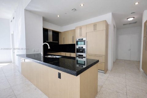 Condo in Miami, Florida, 2 bedrooms № 2393231 - photo 4