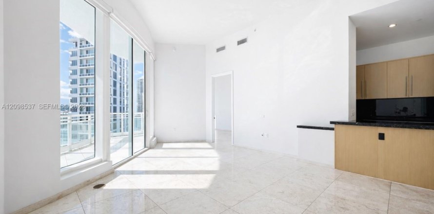 Condo in Miami, Florida, 2 bedrooms № 2393231