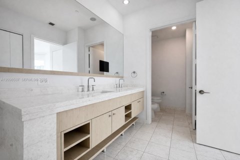 Condo in Miami, Florida, 2 bedrooms № 2393231 - photo 17