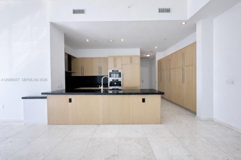 Condo in Miami, Florida, 2 bedrooms № 2393231 - photo 3