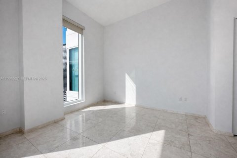 Condo in Miami, Florida, 2 bedrooms № 2393231 - photo 21