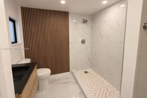 House in Miami, Florida 4 bedrooms, 136.85 sq.m. № 2188767 - photo 10