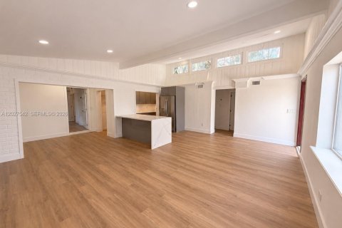 House in Miami, Florida 4 bedrooms, 136.85 sq.m. № 2188767 - photo 5