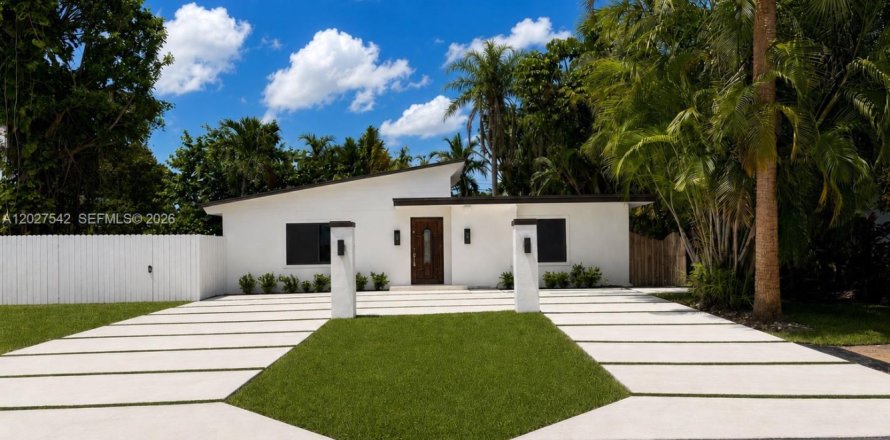 House in Miami, Florida 4 bedrooms, 136.85 sq.m. № 2188767