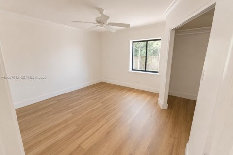 House in Miami, Florida 4 bedrooms, 136.85 sq.m. № 2188767 - photo 9