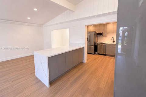 House in Miami, Florida 4 bedrooms, 136.85 sq.m. № 2188767 - photo 3