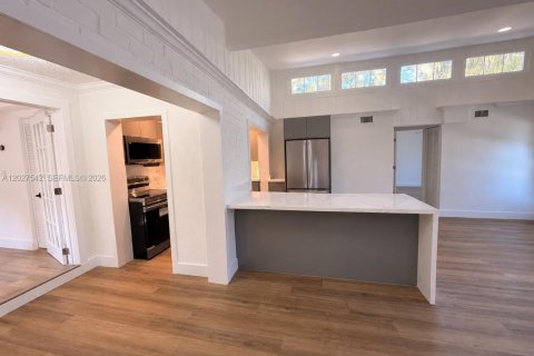 House in Miami, Florida 4 bedrooms, 136.85 sq.m. № 2188767 - photo 4