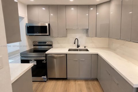 House in Miami, Florida 4 bedrooms, 136.85 sq.m. № 2188767 - photo 2