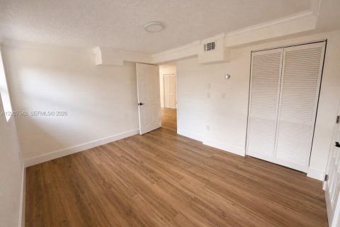 House in Miami, Florida 4 bedrooms, 136.85 sq.m. № 2188767 - photo 7