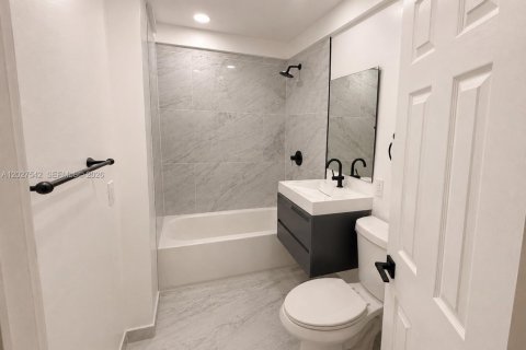 House in Miami, Florida 4 bedrooms, 136.85 sq.m. № 2188767 - photo 11