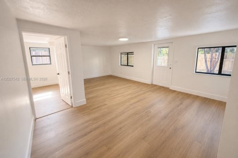 House in Miami, Florida 4 bedrooms, 136.85 sq.m. № 2188767 - photo 6
