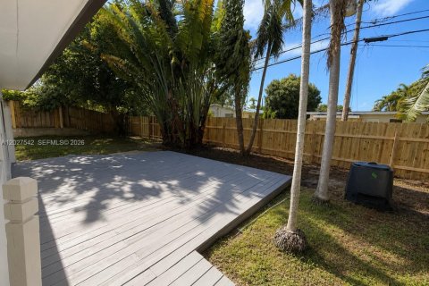 House in Miami, Florida 4 bedrooms, 136.85 sq.m. № 2188767 - photo 13