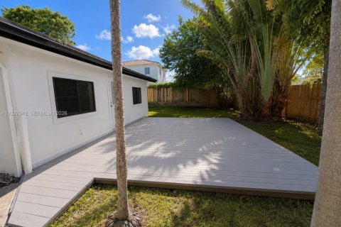 House in Miami, Florida 4 bedrooms, 136.85 sq.m. № 2188767 - photo 14
