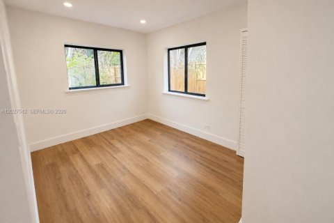 House in Miami, Florida 4 bedrooms, 136.85 sq.m. № 2188767 - photo 8