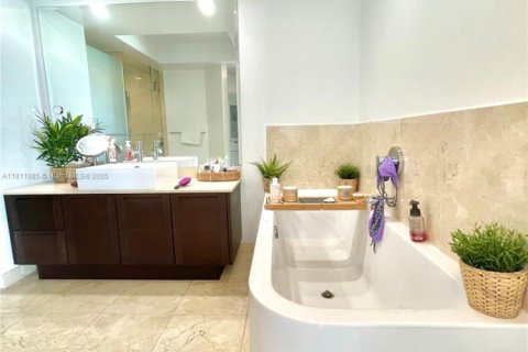 Condo in Sunny Isles Beach, Florida, 3 bedrooms № 1959892 - photo 20