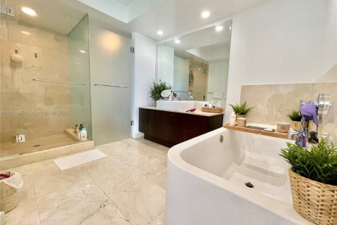 Condo in Sunny Isles Beach, Florida, 3 bedrooms № 1959892 - photo 19