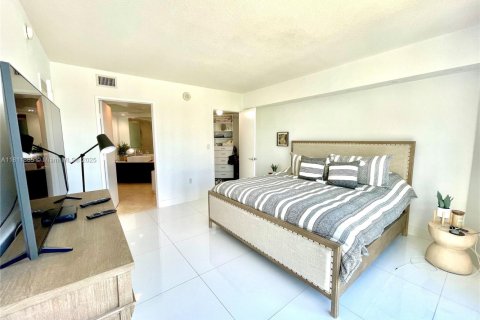 Condo in Sunny Isles Beach, Florida, 3 bedrooms № 1959892 - photo 18