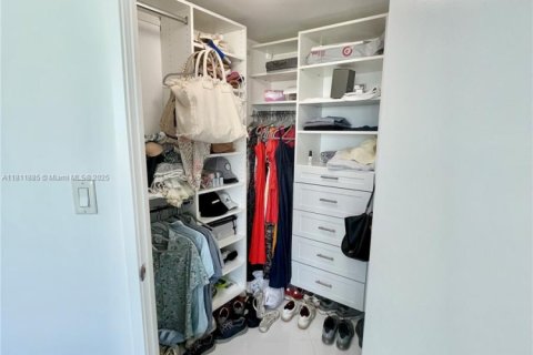 Condo in Sunny Isles Beach, Florida, 3 bedrooms № 1959892 - photo 17