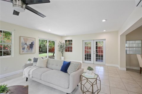 House in Saint Petersburg, Florida 3 bedrooms, 143.53 sq.m. № 2239422 - photo 13