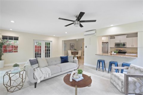 House in Saint Petersburg, Florida 3 bedrooms, 143.53 sq.m. № 2239422 - photo 12