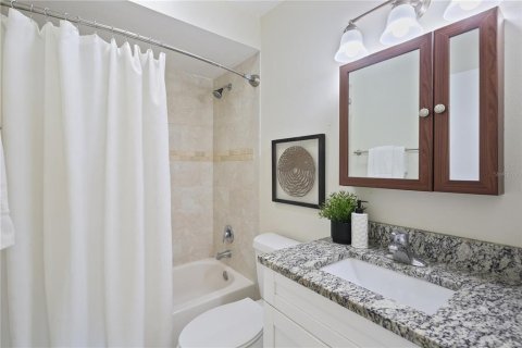 House in Saint Petersburg, Florida 3 bedrooms, 143.53 sq.m. № 2239422 - photo 18