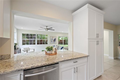 House in Saint Petersburg, Florida 3 bedrooms, 143.53 sq.m. № 2239422 - photo 7