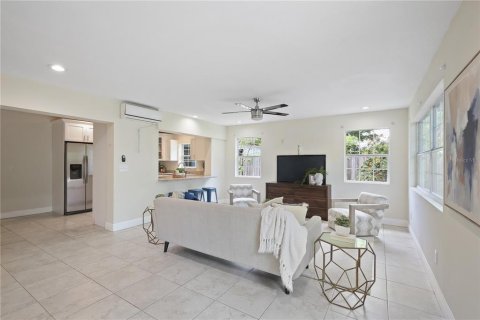 House in Saint Petersburg, Florida 3 bedrooms, 143.53 sq.m. № 2239422 - photo 10