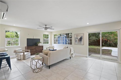 House in Saint Petersburg, Florida 3 bedrooms, 143.53 sq.m. № 2239422 - photo 11