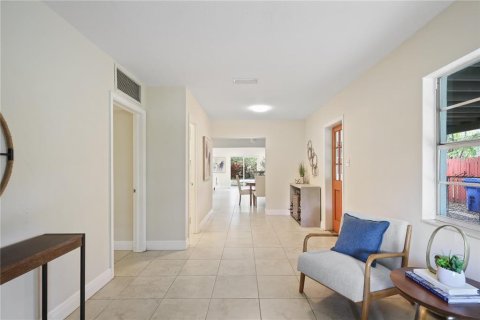 House in Saint Petersburg, Florida 3 bedrooms, 143.53 sq.m. № 2239422 - photo 4