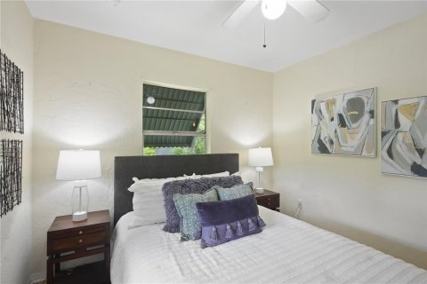 House in Saint Petersburg, Florida 3 bedrooms, 143.53 sq.m. № 2239422 - photo 15