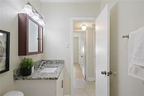 House in Saint Petersburg, Florida 3 bedrooms, 143.53 sq.m. № 2239422 - photo 17