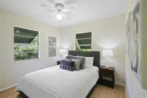 House in Saint Petersburg, Florida 3 bedrooms, 143.53 sq.m. № 2239422 - photo 14