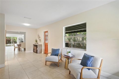 House in Saint Petersburg, Florida 3 bedrooms, 143.53 sq.m. № 2239422 - photo 3