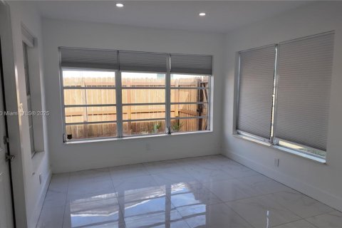 Снять в аренду виллу или дом в Холливуд, Флорида 3 спальни, 147.81м2, № 1970938 - фото 10