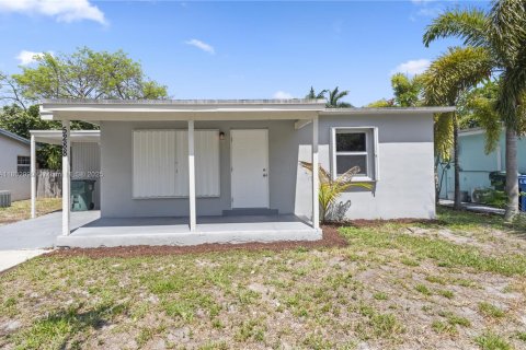House in Oakland Park, Florida 2 bedrooms, 76.92 sq.m. № 1784011 - photo 2