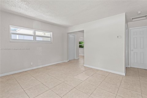 House in Oakland Park, Florida 2 bedrooms, 76.92 sq.m. № 1784011 - photo 5