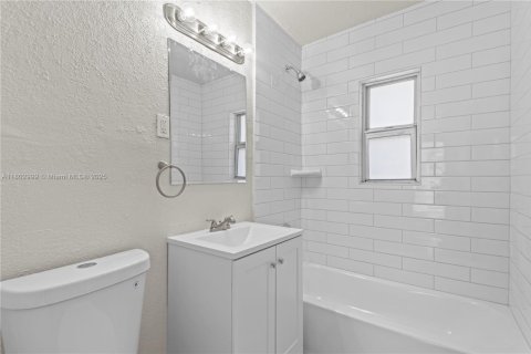 House in Oakland Park, Florida 2 bedrooms, 76.92 sq.m. № 1784011 - photo 7