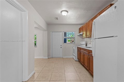 House in Oakland Park, Florida 2 bedrooms, 76.92 sq.m. № 1784011 - photo 4