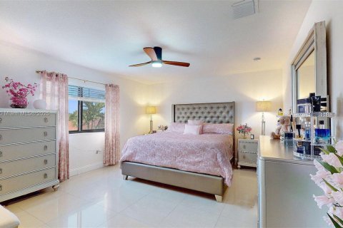 House in Homestead, Florida 5 bedrooms, 265.89 sq.m. № 1817040 - photo 24