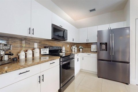 House in Homestead, Florida 5 bedrooms, 265.89 sq.m. № 1817040 - photo 19